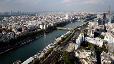 Vista aérea del distrito de La Defense, el río Sena y la Torre Eiffel.