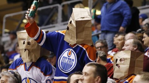 Los fanáticos de los Edmonton Oilers celebran un gol anotado por Ryan Nugent-Hopkins de los Oilers contra los Coyotes de Arizona durante el primer período de un partido de hockey de la NHL el martes 16 de diciembre de 2014 en Glendale, Arizona (Foto AP/Ross D. Franklin).