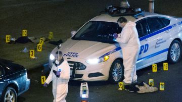 Los detectives del NYPD pusieron al menos 16 marcadores de evidencia en el patio del edificio para señalar donde hallaron pruebas balísticas.