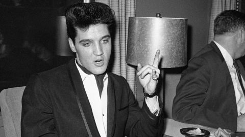 Elvis Presley posando.