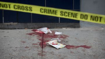 La acera de Manhattan quedó cubierta con charcos de sangre, mientras la basura, la ropa y otros objetos quedaron esparcidos tras el triple acuchillamiento.