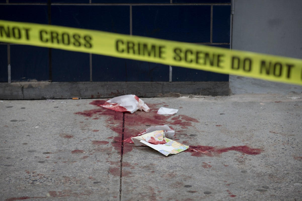 Un muerto y dos heridos deja apuñalamiento a plena luz del día en Manhattan