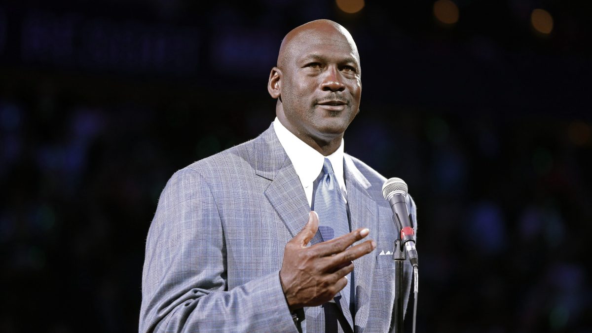 Una carta autografiada por Michael Jordan se vendió por casi tres millones de dólares