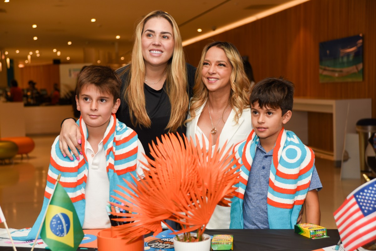 Adamari López lleva su amor por el fútbol a niños con cáncer 