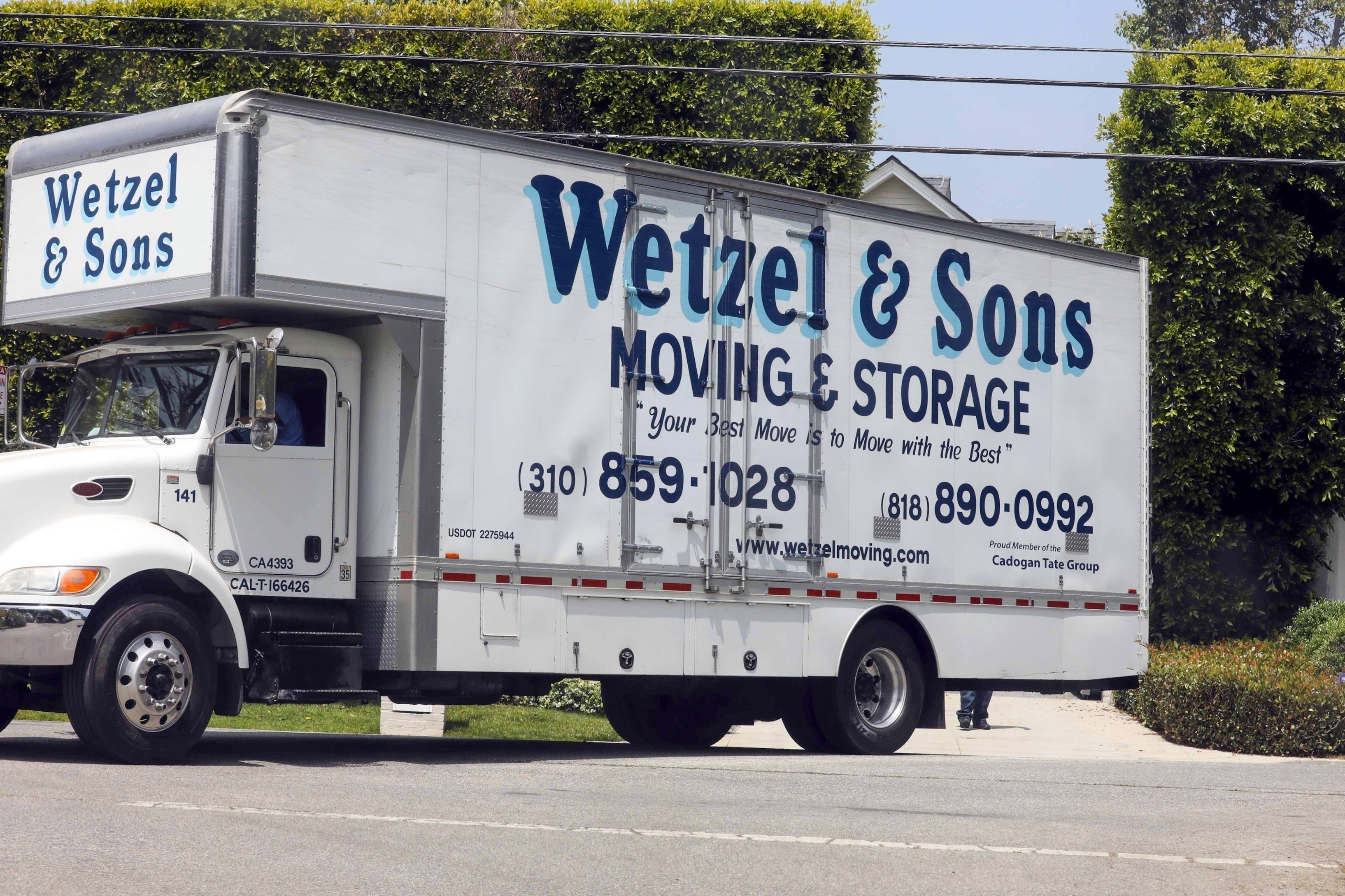El camión entró y salió de la propiedad en Brentwood, California.
