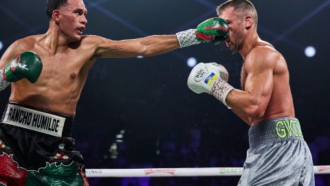 David Benavídez impacta con la izquierda a Oleksandr Gvozdyk en Las Vegas.