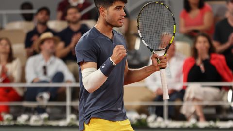 Carlos Alcaraz durante una práctica en Roland Garros 2024.