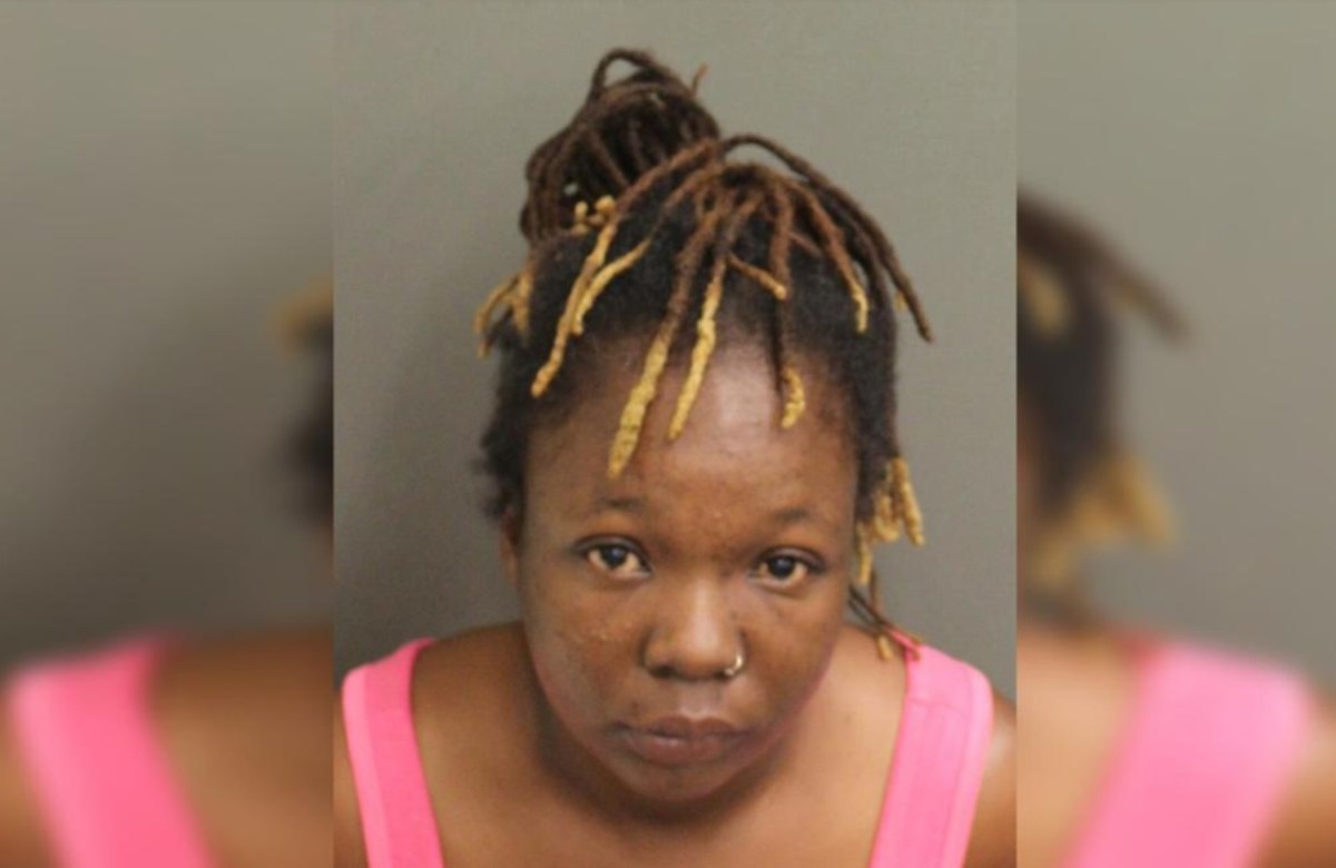 Madre de niña de 10 años que asesinó a tiros a una mujer es sentenciada a 5 años de prisión