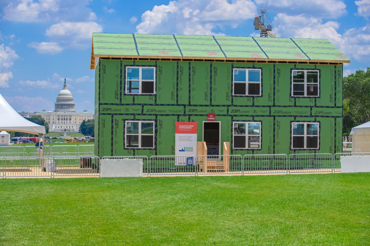 Casa de 2 pisos es construida en EE.UU. en 8 horas. ¿Cómo lo hacen? (Video)
