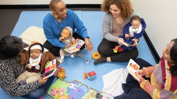 El programa de educación para padres se enfoca en la atención del cuidado prenatal y posnatal, asi como salud de la mujer, lactancia y desarrollo infantil, entre otros.