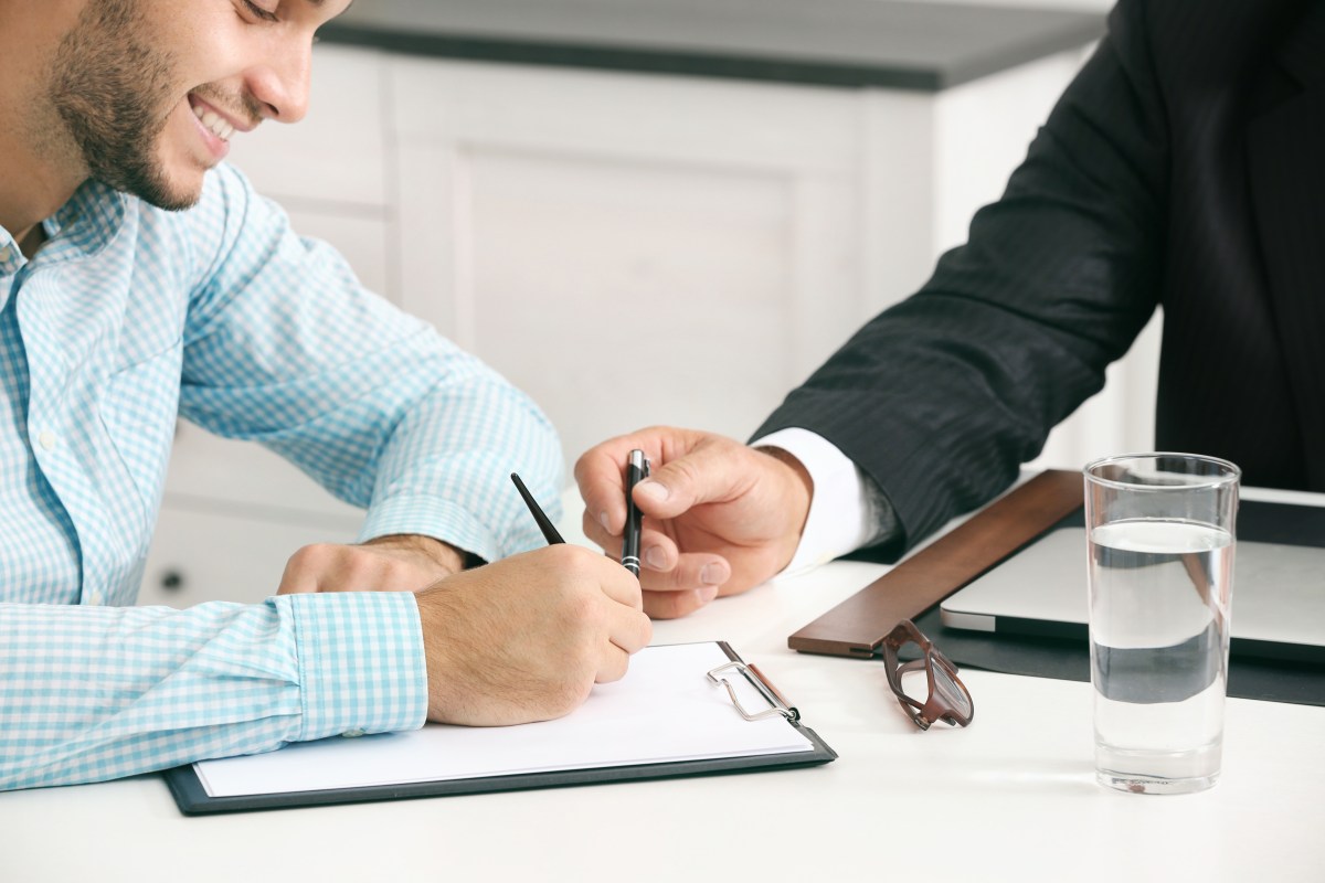 Empleadores en EE.UU. dicen que reclutar y retener trabajadores es cada vez más fácil