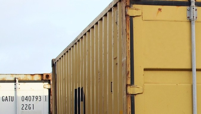 Dos hombres encerraron a cuatro mujeres en un contenedor de envío