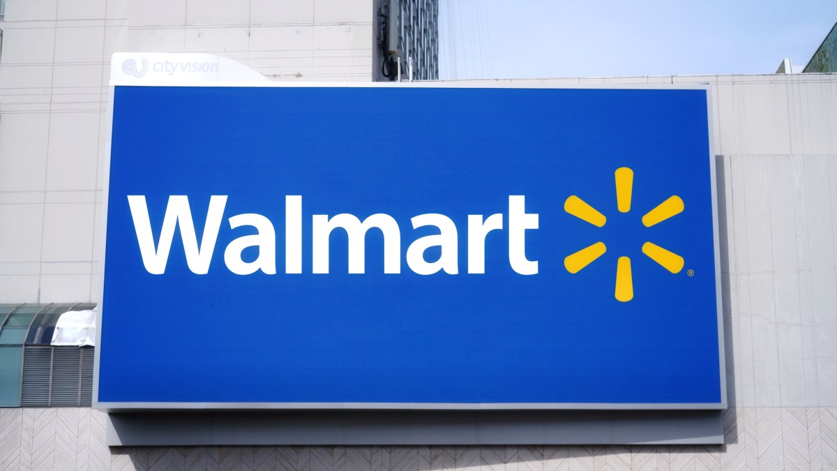 CEO de Walmart gana 976 veces más dinero que el empleado promedio