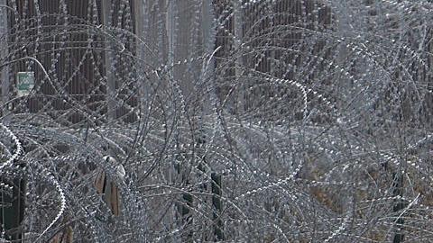 Tras el anuncio de que Estados Unidos limitará el número de asilos otorgados a migrantes que ingresen irregularmente, migrantes que esperaban se retiraron para evitar problemas.