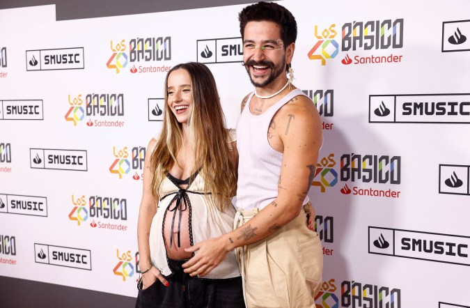 Los cantantes Camilo y Evaluna Montaner en el photocall de presentación Camilo para 'Los40 Básicos', en Madrid. / Foto de GrosbyGroup.