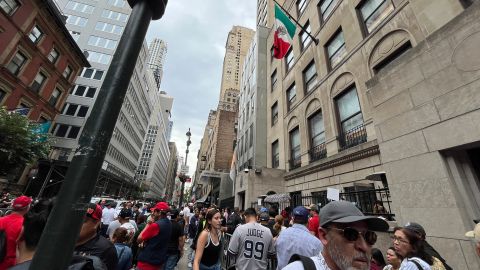 Miles de inmigrantes mexicanos quisieron votar en su consulado, pero no lograron su objetivo.