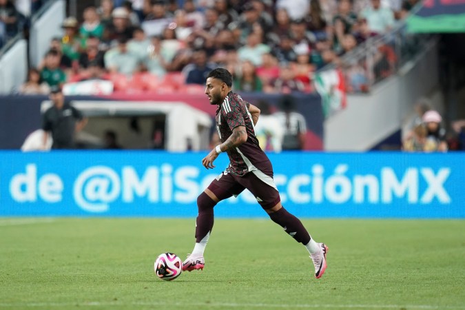 El delantero mexicano recordó las polémicas que tuvo con Chivas de Guadalajara.