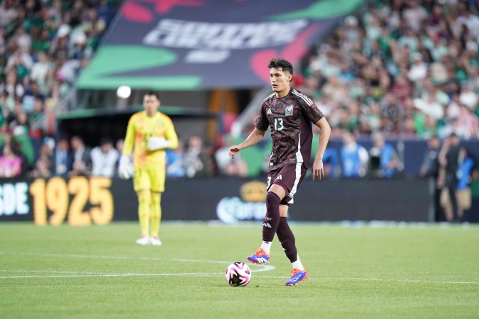 El jugador mexicano aseguró que desea seguir los pasos de Rafa Márquez en el Tri.