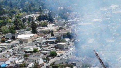 El fuego inició del lado norte del edificio en el quinto piso, dijo la sheriff del condado de Mateo.