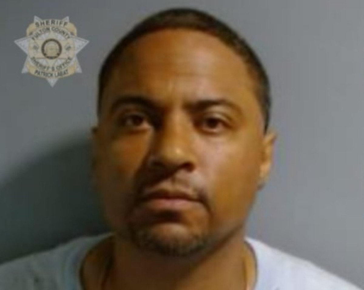 Convicto con 19 arrestos previos está acusado de secuestrar autobús en Atlanta con 17 viajeros