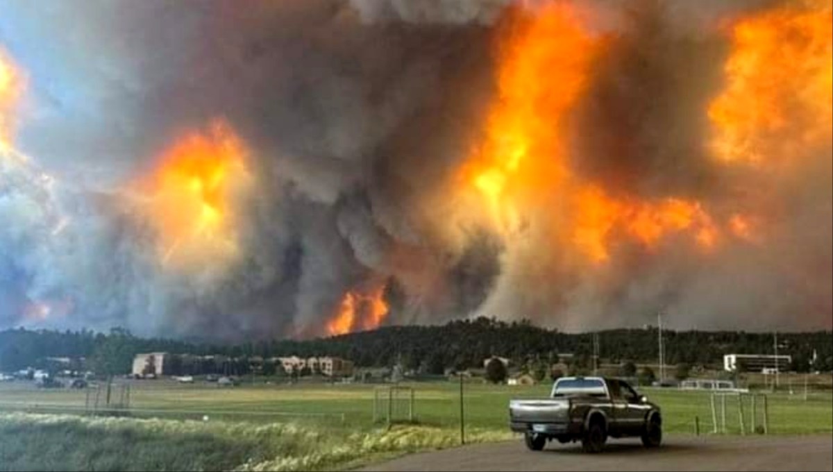 Estado de emergencia en Nuevo Mexico por dos incendios que se extendieron 20,000 acres: más de cinco mil evacuados
