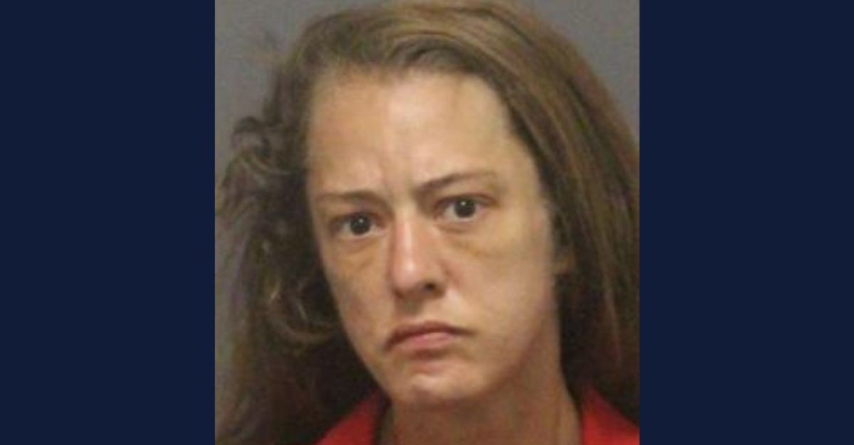 Mujer mató a un hombre y a su gato, luego se quedó en su casa durante días antes de llamar al 911