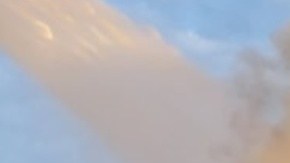 Los bomberos lucharon contra el fuego hasta que lograron apagarlo.