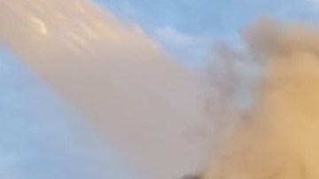 Los bomberos lucharon contra el fuego hasta que lograron apagarlo.