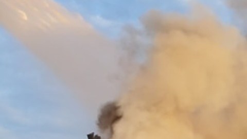 Los bomberos lucharon contra el fuego hasta que lograron apagarlo.