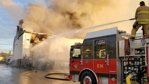 Los bomberos lucharon contra el fuego hasta que lograron apagarlo.