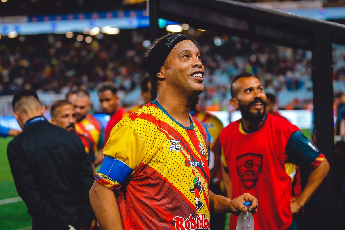 No pierde la magia: Ronaldinho clavó un golazo olímpico durante la Liga Monumental [Video]