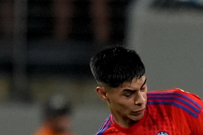 Lionel Messi rodeado de defensores chilenos durante el juego Argentina - Chile jugado en el estadio MetLife de Nueva Jersey.