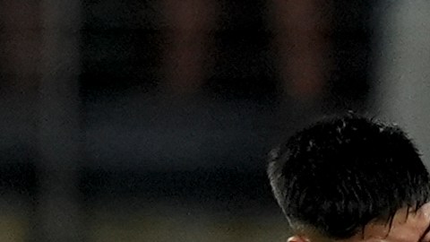 Lionel Messi rodeado de defensores chilenos durante el juego Argentina - Chile jugado en el estadio MetLife de Nueva Jersey.