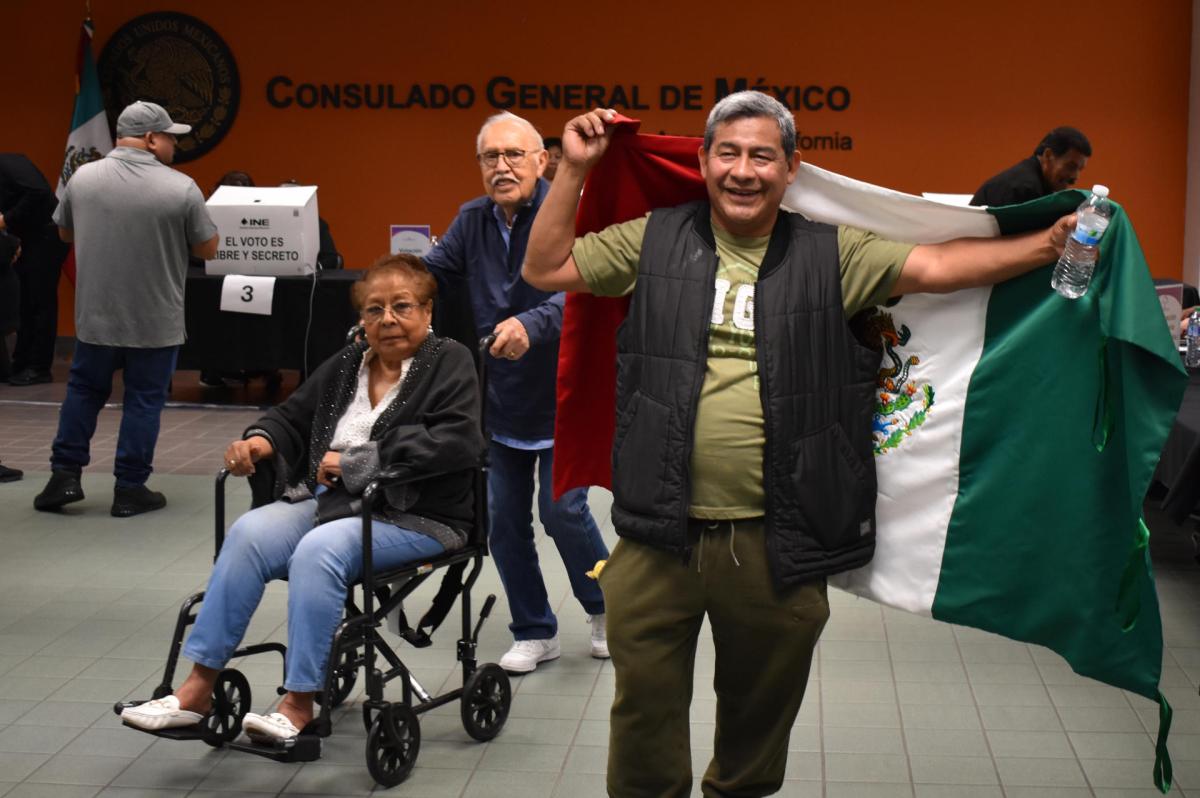 Miles de mexicanos en EE.UU. esperaron horas para ejercer su derecho a votar cantando “Cielito lindo”