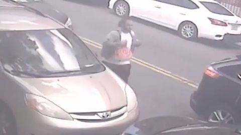 La policía dijo que fue visto con una camiseta blanca mientras llevaba una bolsa de Target.