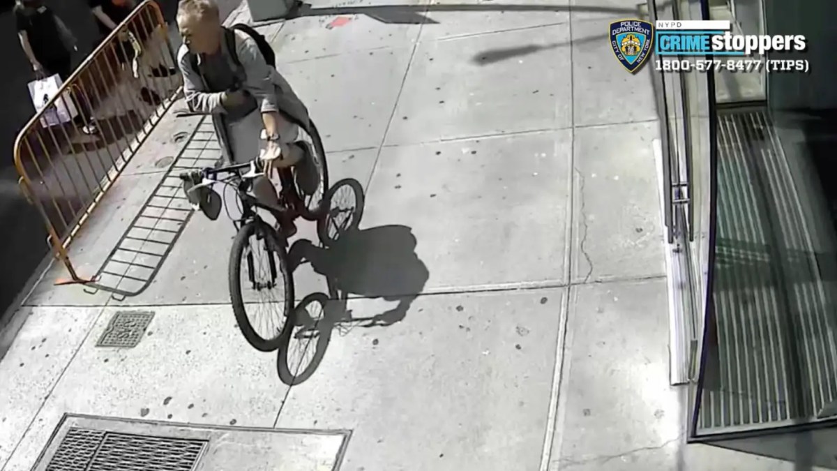 Sujeto en bicicleta arroja heces de perro dentro de auto mientras grita insultos antisemitas en Manhattan