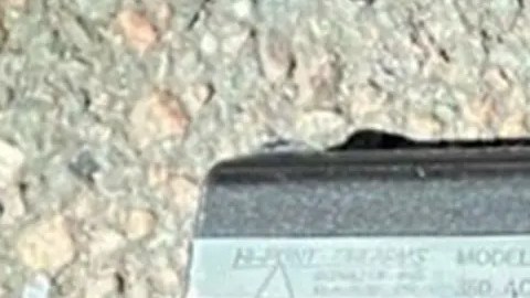 En medio de la persecución, el adolescente presuntamente sacó un arma ilegal y disparó en varias ocasiones a los agentes.