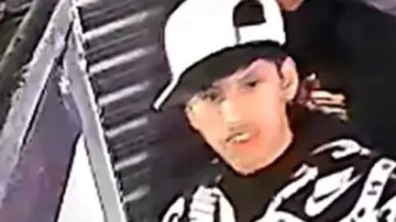 NYPD publicó imágenes de las cámaras de seguridad de los dos sujetos el domingo con la esperanza de ubicarlos.