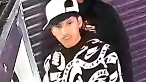 NYPD publicó imágenes de las cámaras de seguridad de los dos sujetos el domingo con la esperanza de ubicarlos.