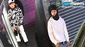 NYPD publicó imágenes de las cámaras de seguridad de los dos sujetos el domingo con la esperanza de ubicarlos.