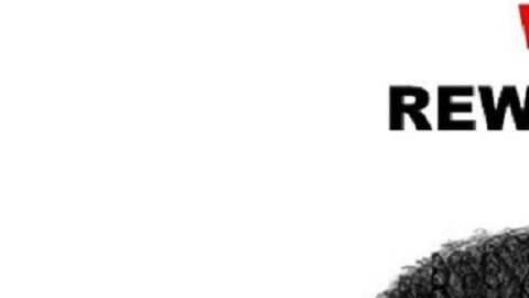 El violador, con un fuerte acento español, tiene frenillos en los dientes y un tatuaje de jabalí o un animal parecido con los ojos rojos y cuernos rojos en el lado izquierdo del pecho.