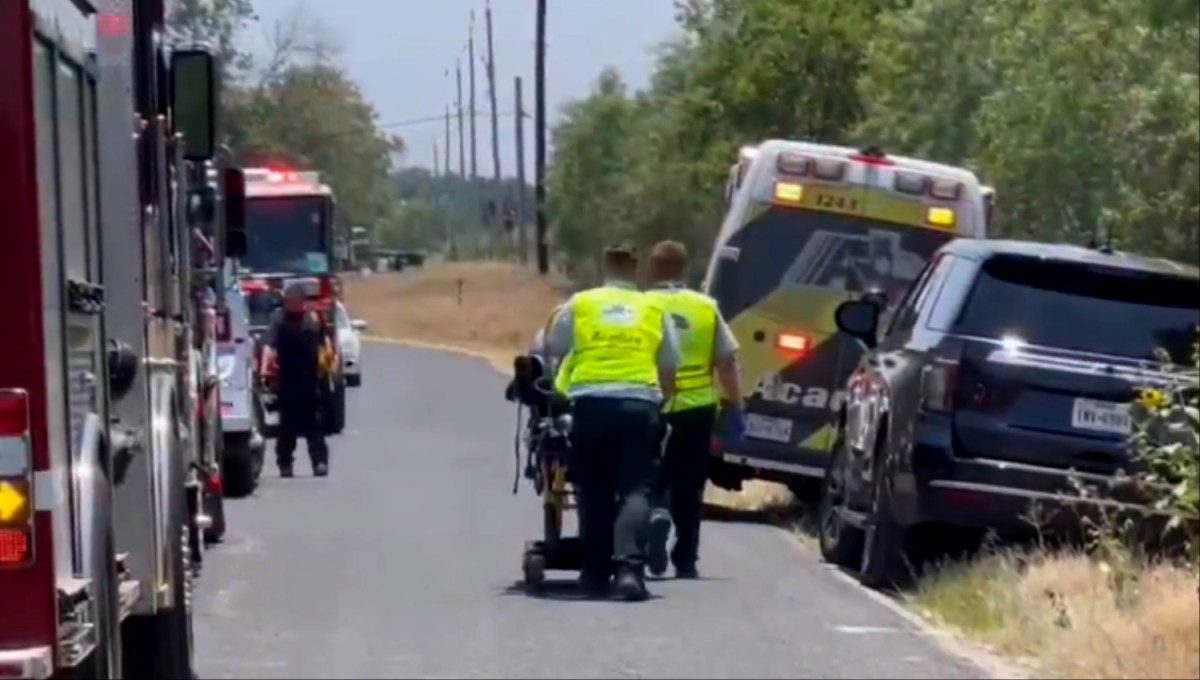 Once migrantes hospitalizados en Texas al ser hallados escondidos en remolque: viajaban 26 personas con poco aire y agua