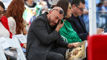 Lupillo Rivera se quebranta durante la develación de la estrella póstuma de Jenni Rivera en El Paseo de la Fama de Hollywood.
