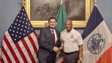 El gobernador elector de Puebla, Alejandro Armenta, con el alcalde de Nueva York, Eric Adams.
