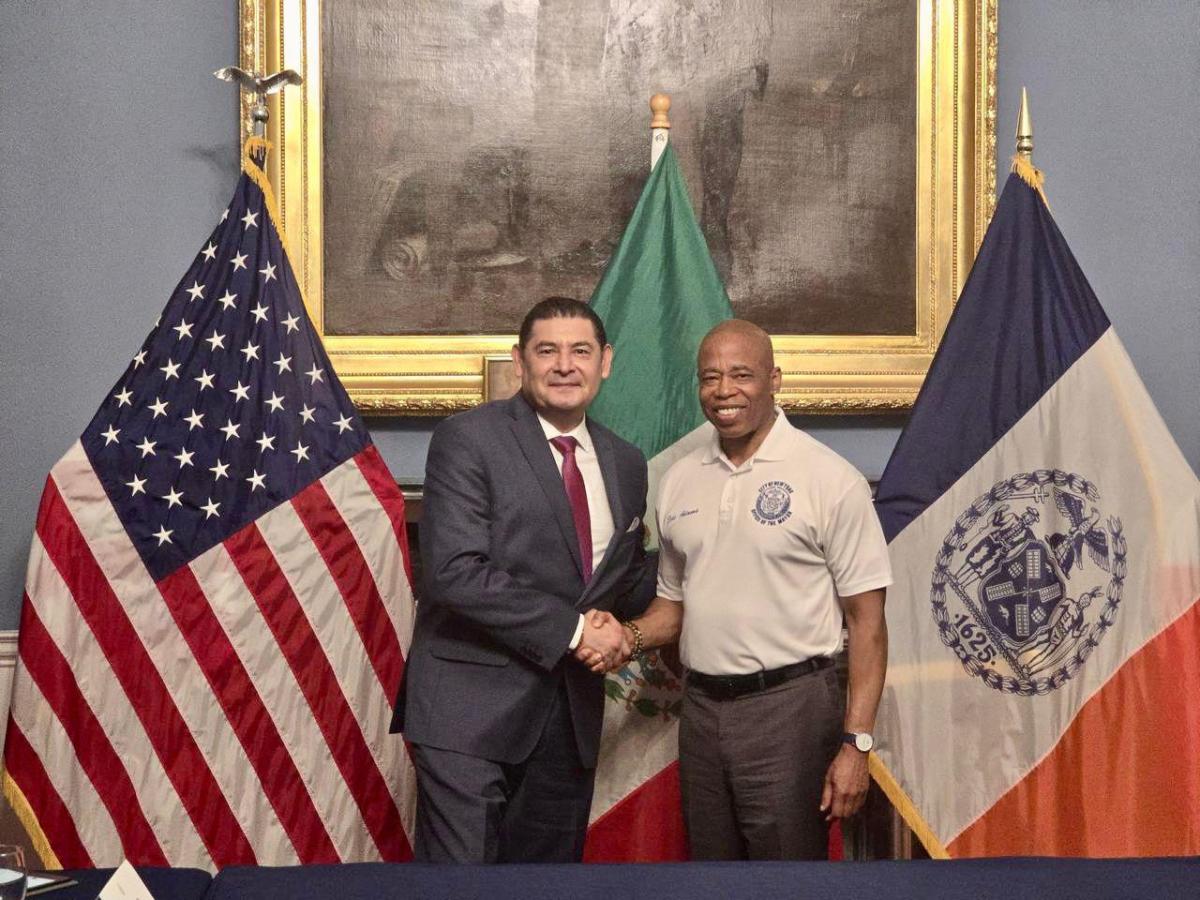Gobernador electo de Puebla promete trabajar con gobierno de Nueva York para mejorar atención de migrantes