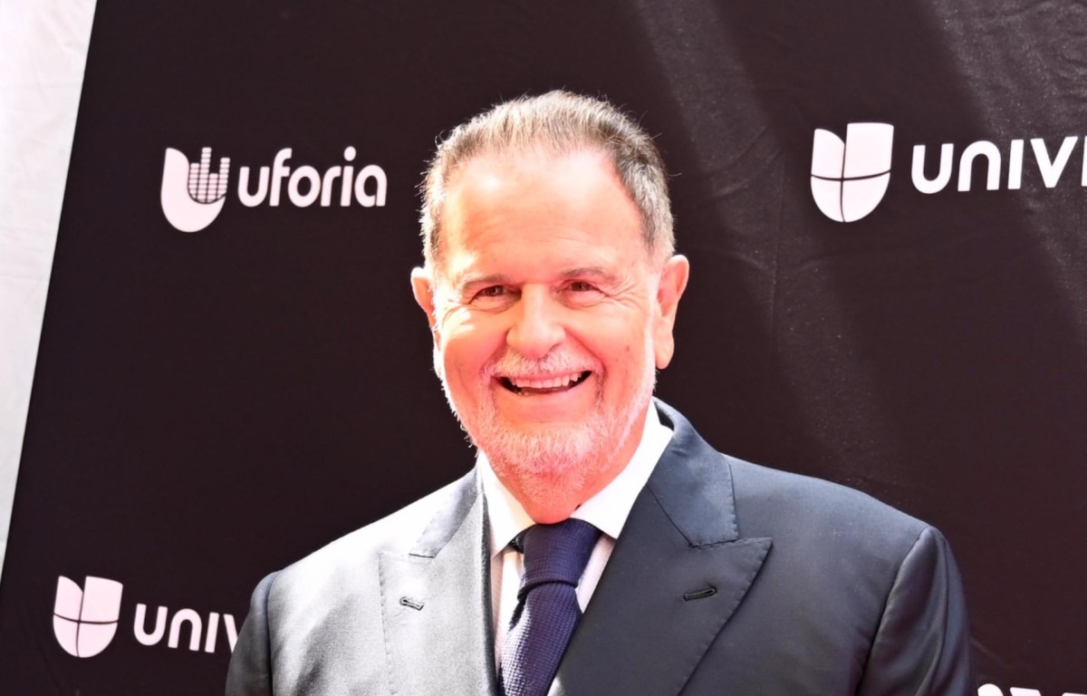 Raúl de Molina muestra los regalos que le dieron en este Día del Padre