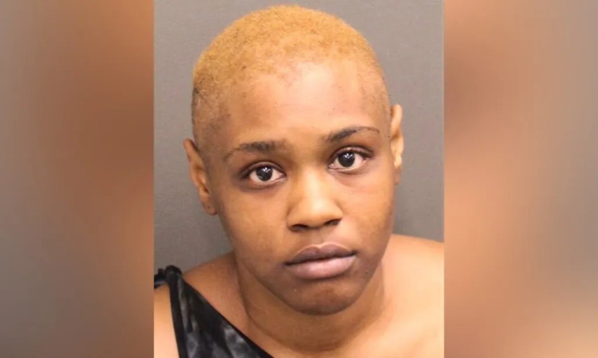 Mujer de Florida atropella a su novio y a su hijo de 16 meses con un auto después de una discusión