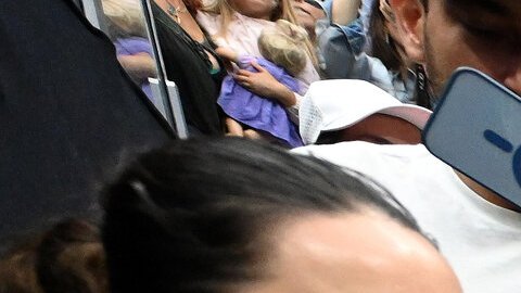 Novak Djokovic se fotografía con fans durante el Día de Medios del US Open 2023.