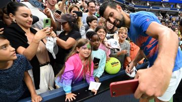 Novak Djokovic se fotografía con fans durante el Día de Medios del US Open 2023.