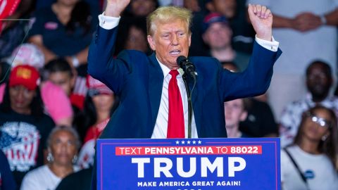 El ex presidente estadounidense Donald J. Trump hace comentarios durante un mitin de campaña en el Liacouras Center en Filadelfia, Pensilvania, EE.UU., 22 de junio de 2024.